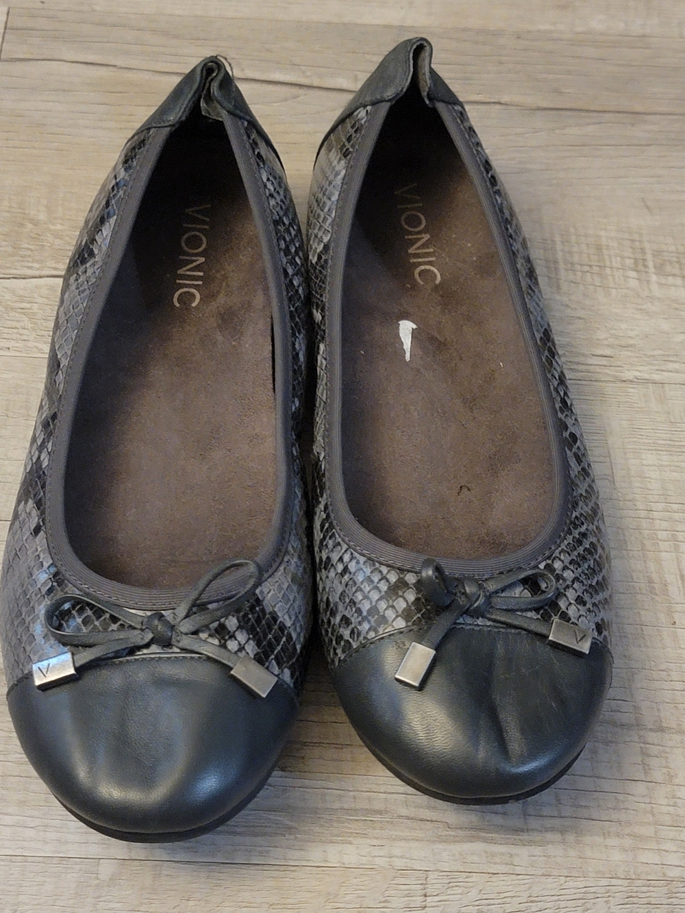 Vionic Gray Snake-Pattern Ballet Flats with Bow